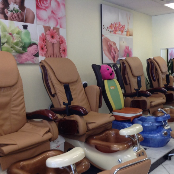 a room filled with lots of brown and white pedicure chairs
